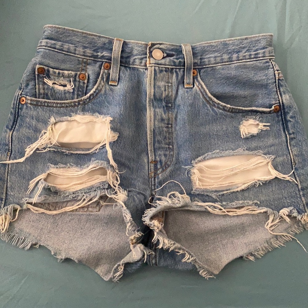 Levi shorts W25.